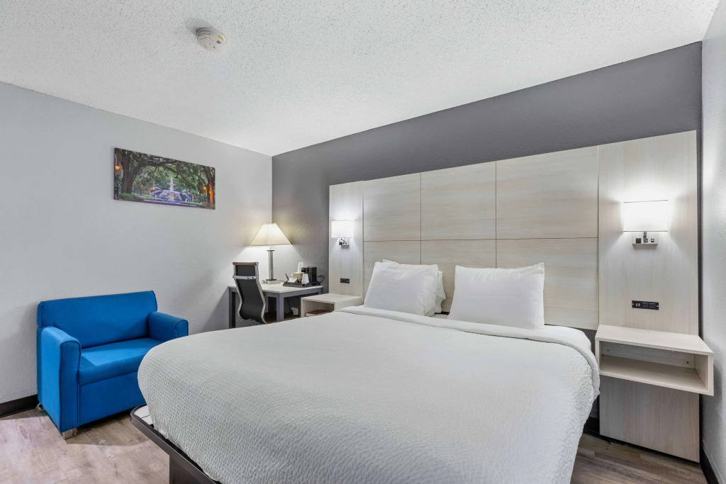 Days Inn by Wyndham Savannah Gateway I-95