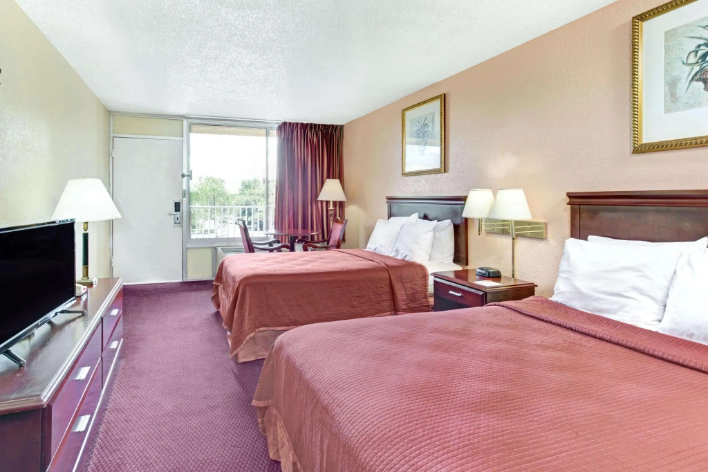Howard Johnson by Wyndham Tropical Palms Kissimmee