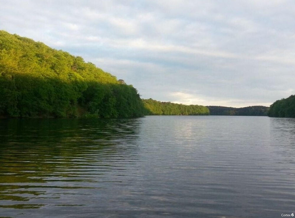 Large Haussee Modern Retreat