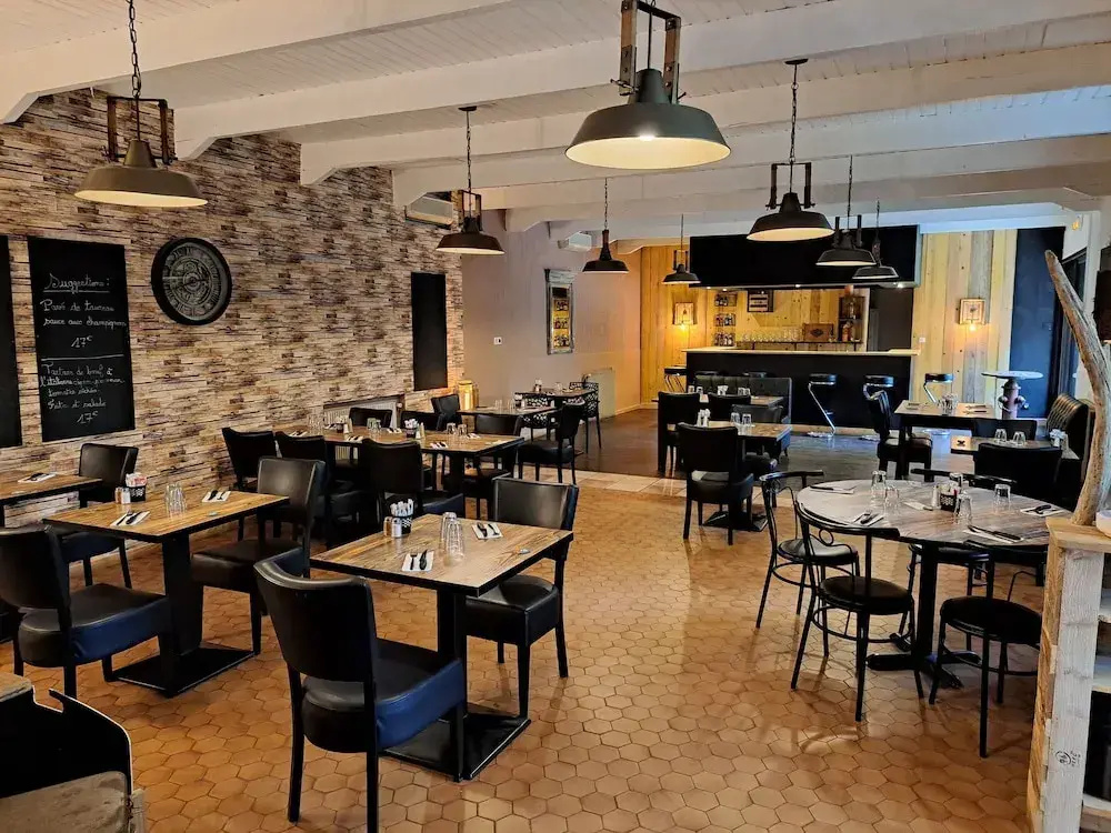 Logis Hotel Restaurant Les Platanes