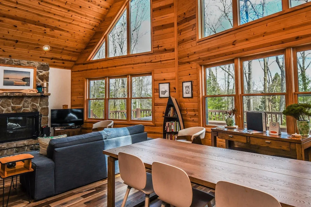 Swimming Bear Lodge 4 Bedroom House
