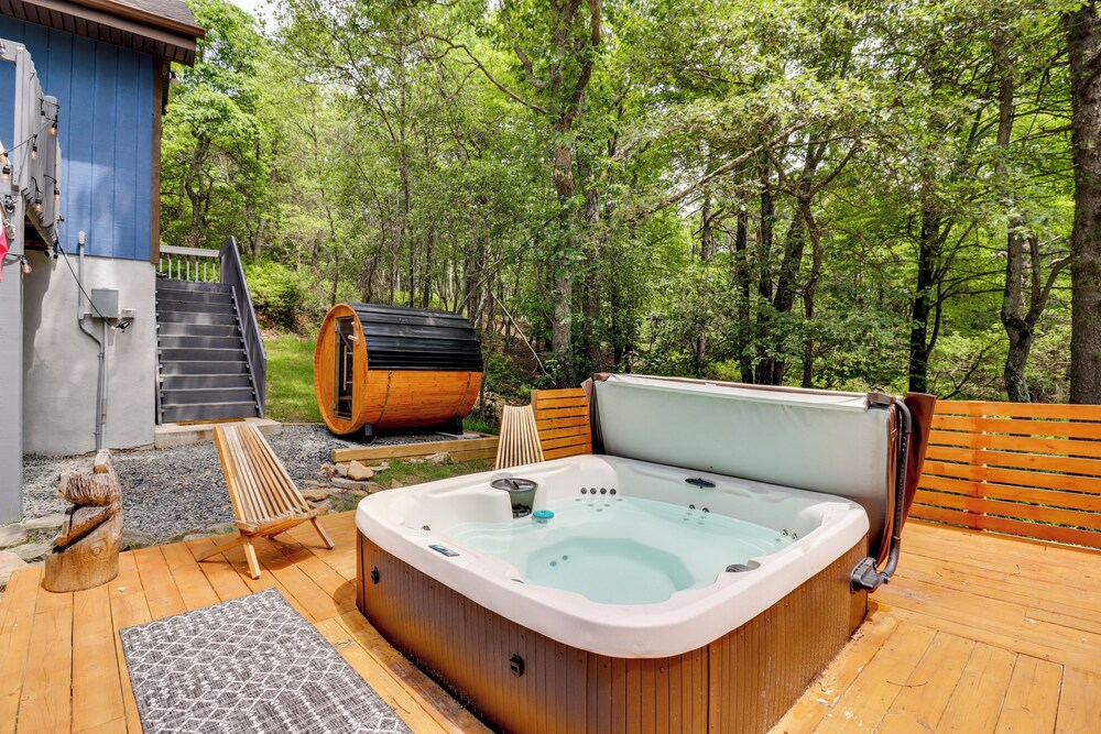Hot Tub, Fire Pit & Barrel Sauna: Poconos Abode