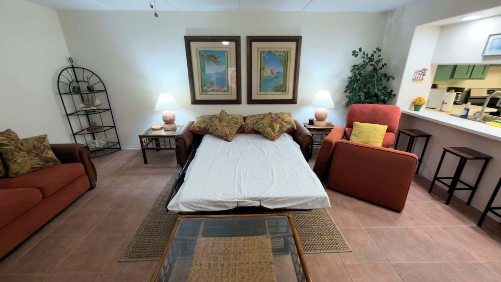 Renovated 1st Floor Beach 250ft Pool
