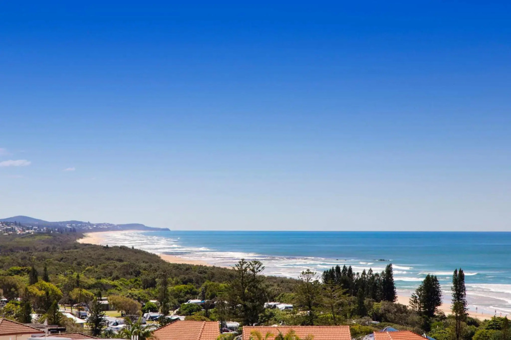 The White House - Central Coolum with Spectacular Ocean Views and WiFi