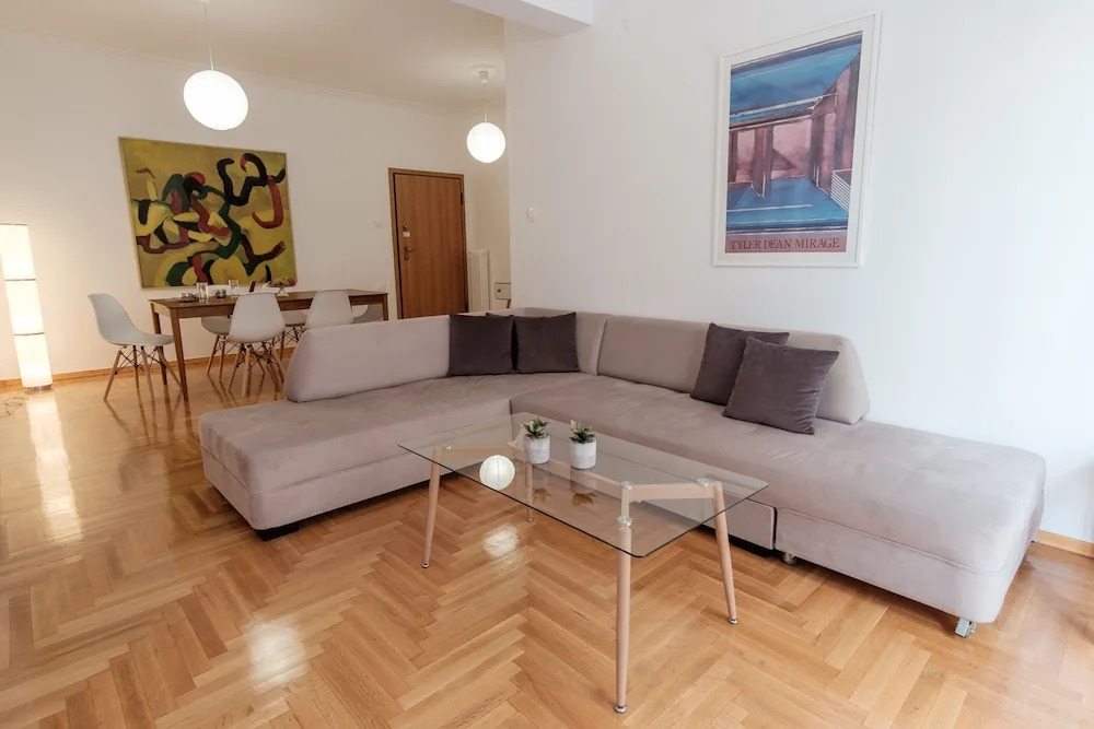 Comfortable 2BD apartment next to Megaro