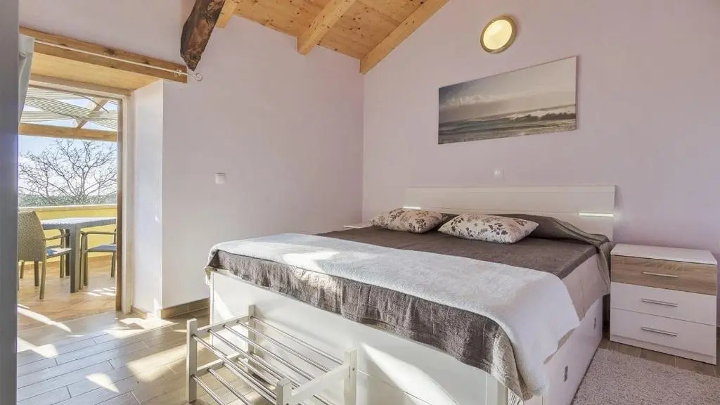 Ive in Orbanići with 5 bedrooms and 2 bathrooms