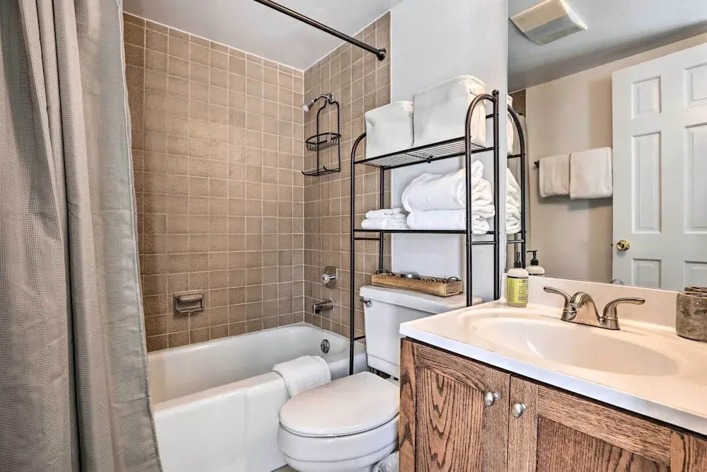 Cozy East Vail Condo ~ 6 Mi to Vail Village