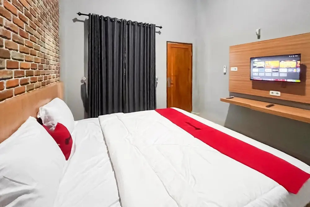 RedDoorz Plus at New Favour Hotel Gunung Dempo