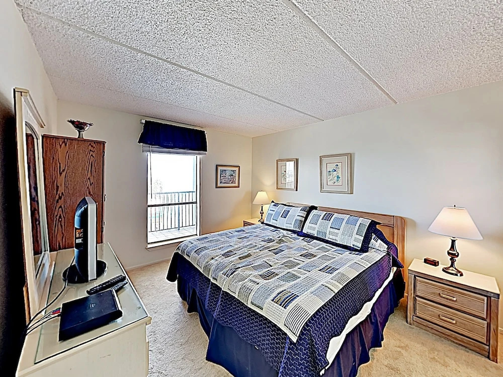 New Listing! Gulf-view Beauty W/ Pools, Gym, Sauna 3 Bedroom Condo