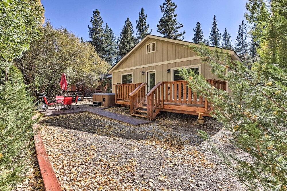 Half-mi to Bear Mtn Ski Resort: Cabin w/ Hot Tub