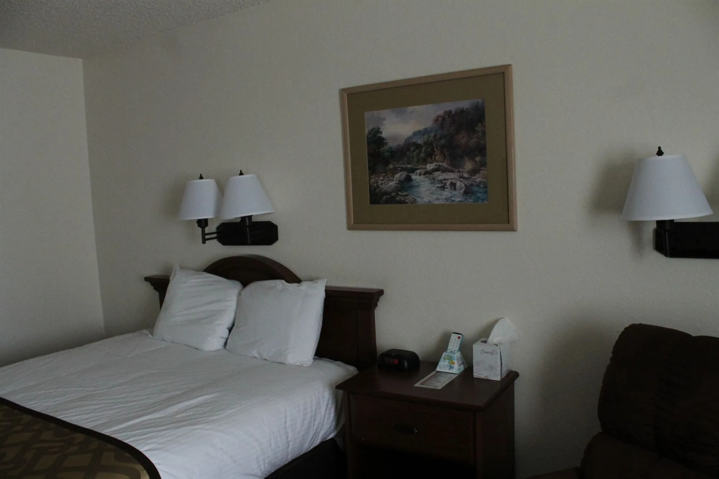 Lone Tree Inn