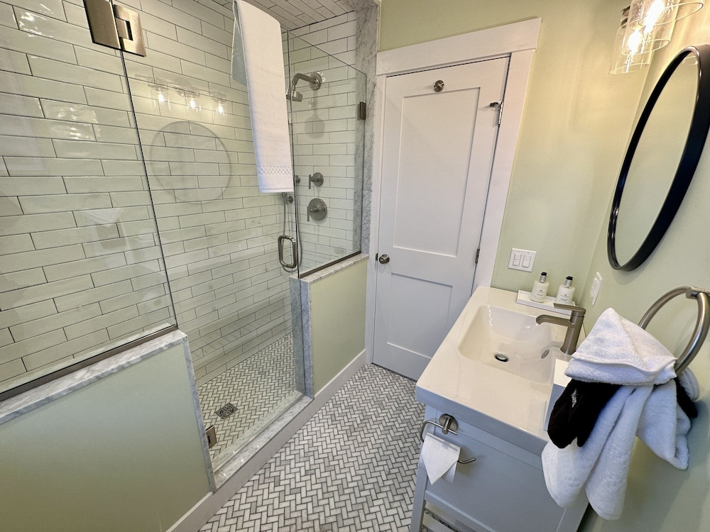 Downtown Newport Townhouse 2 Br/1.5 Bath/parking 2 Bedroom Apts