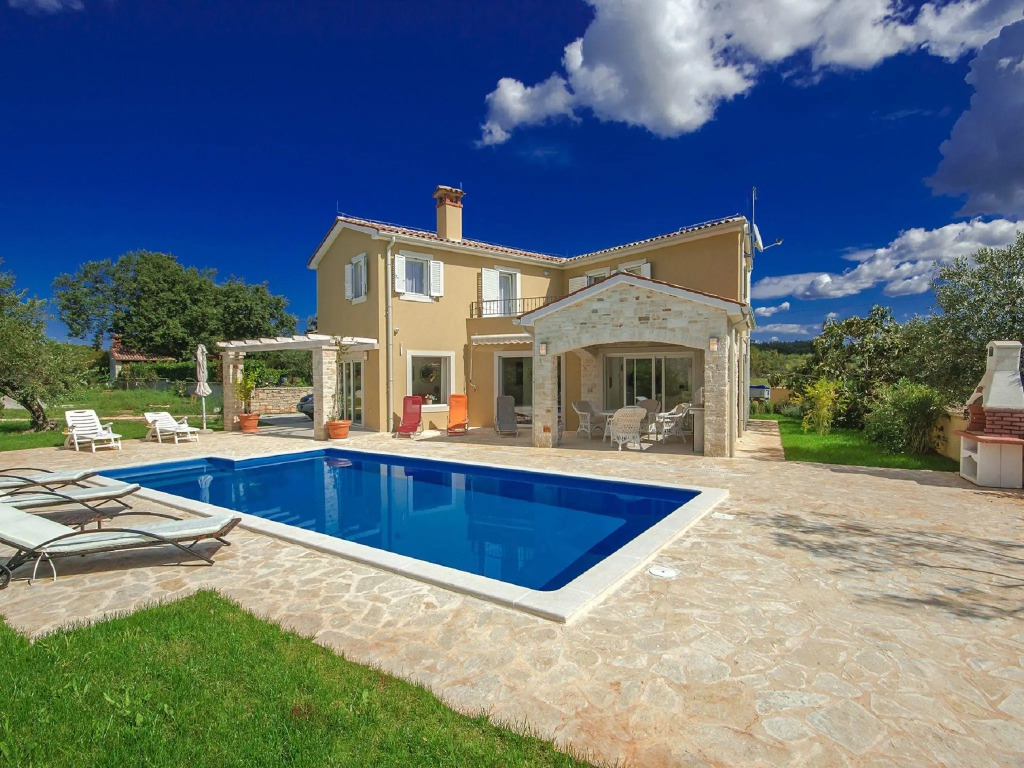 Peaceful Villa in Sveti Lovrec With Swimming Pool