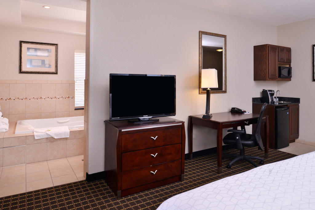 Holiday Inn Express & Suites Pittsburg by IHG