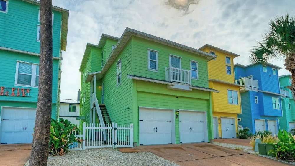 Walk to the Beach Ocean Views, Balcony Dining & Open Living Beachview 54 by Avantstay