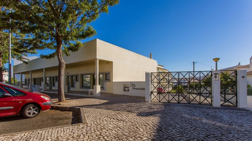 Central Albufeira 2-B Apt, Sleeps 6, Pool, Parking