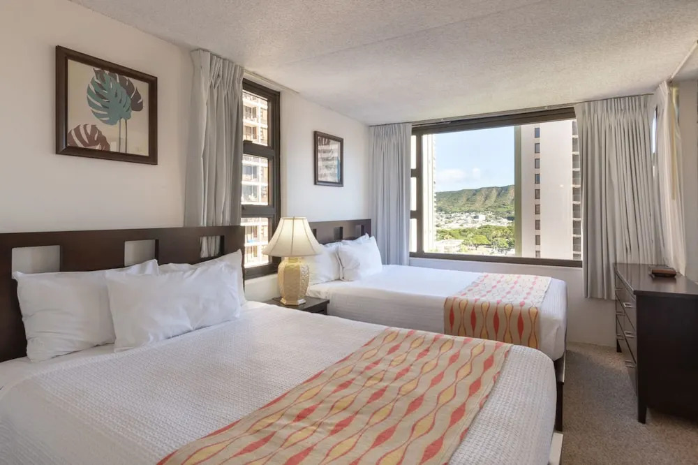 Waikiki Banyan - Pool View Tower 1 Suite 1501