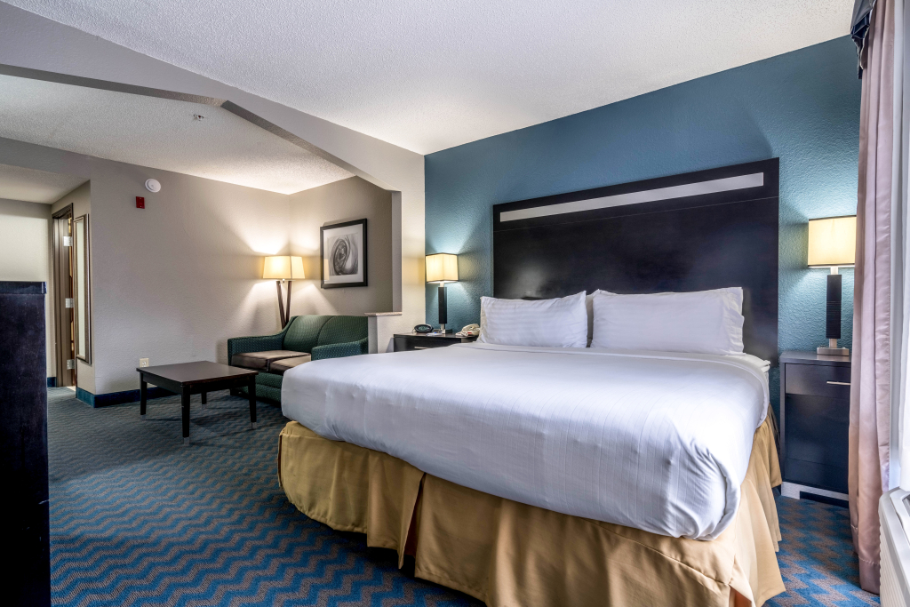 Holiday Inn Express & Suites Roanoke Rapids by IHG