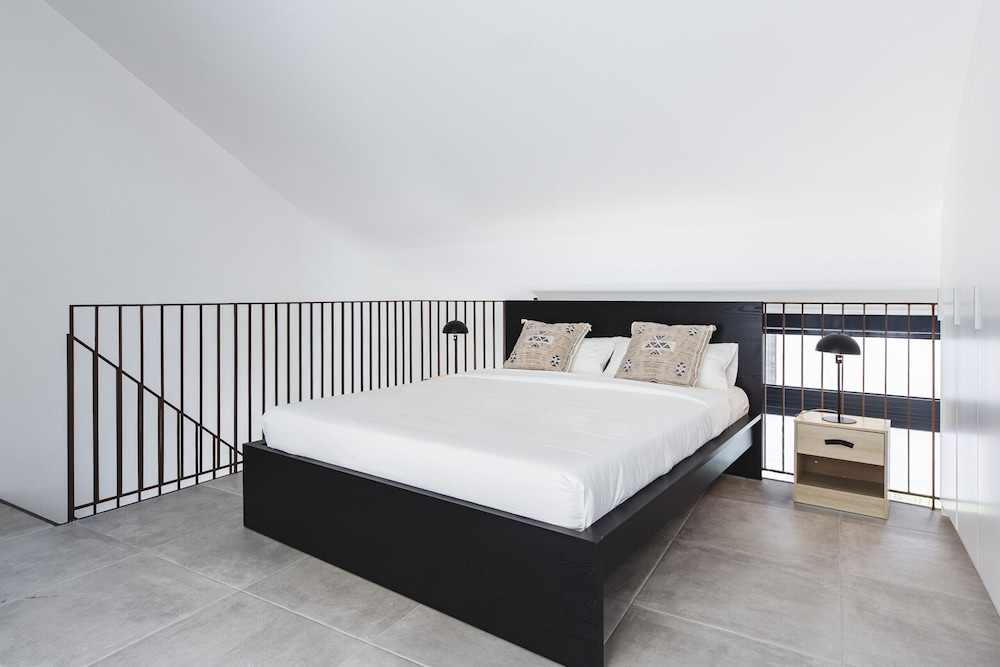 Valencia Apartments by Olala Homes