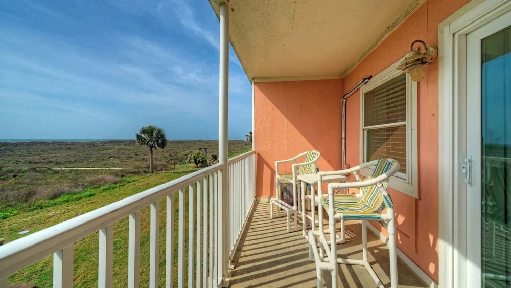Ocean View Efficiency by Avantstay Walk to Beach + Boardwalk + Golf Cart Zone 2 Pools + Pickleball Access