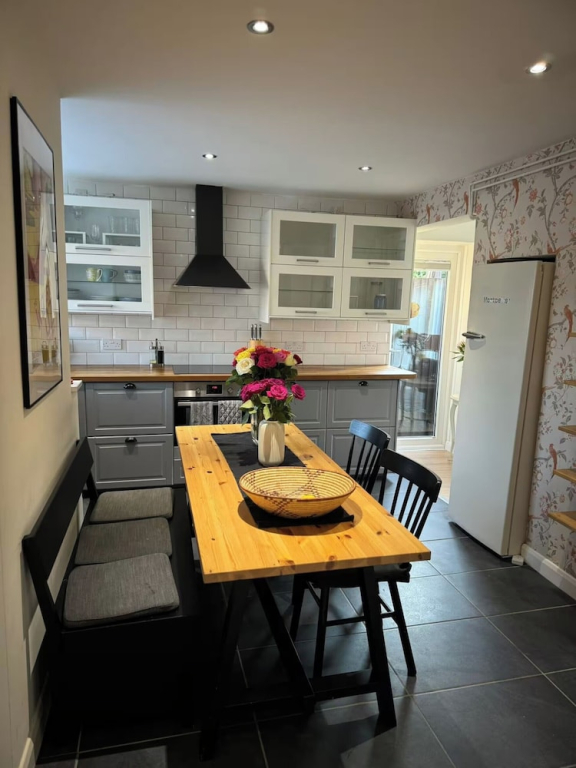 House - Sleeps 6 - Private Garden & Parking