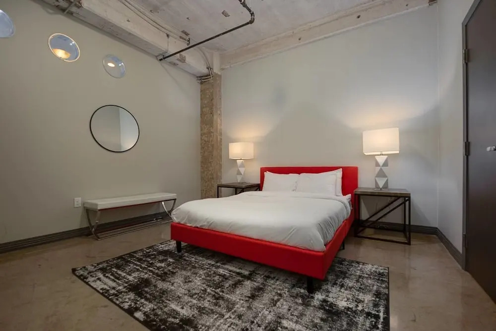Gorgeous 1 Bedroom in Historic Building, Downtown