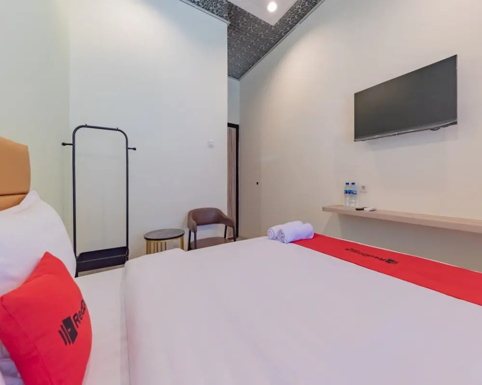 RedDoorz Plus near RSUD Gunung Jati Cirebon
