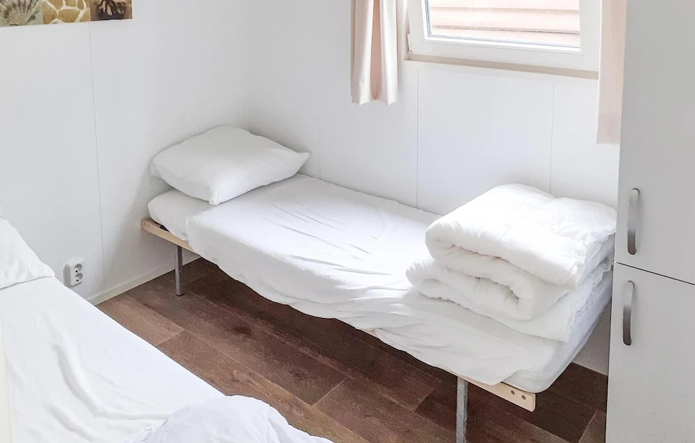 Gorgeous Home In Heinkenszand With Wifi