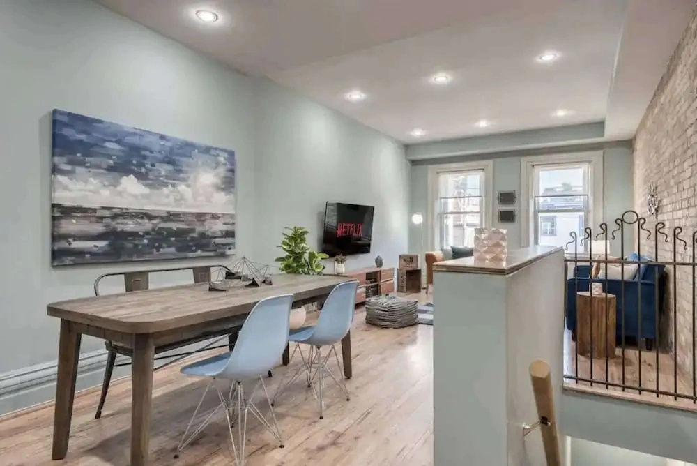 Casa Hotels: Chic Industrial 2nd Floor Suite