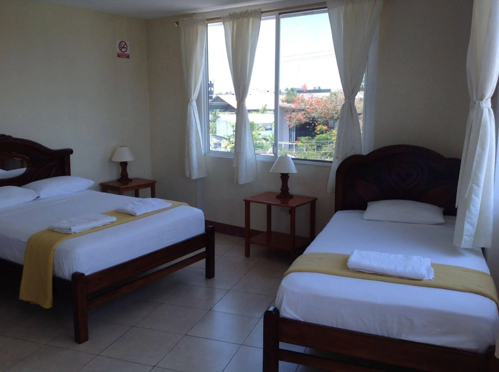 Gloria - Galápagos Inn
