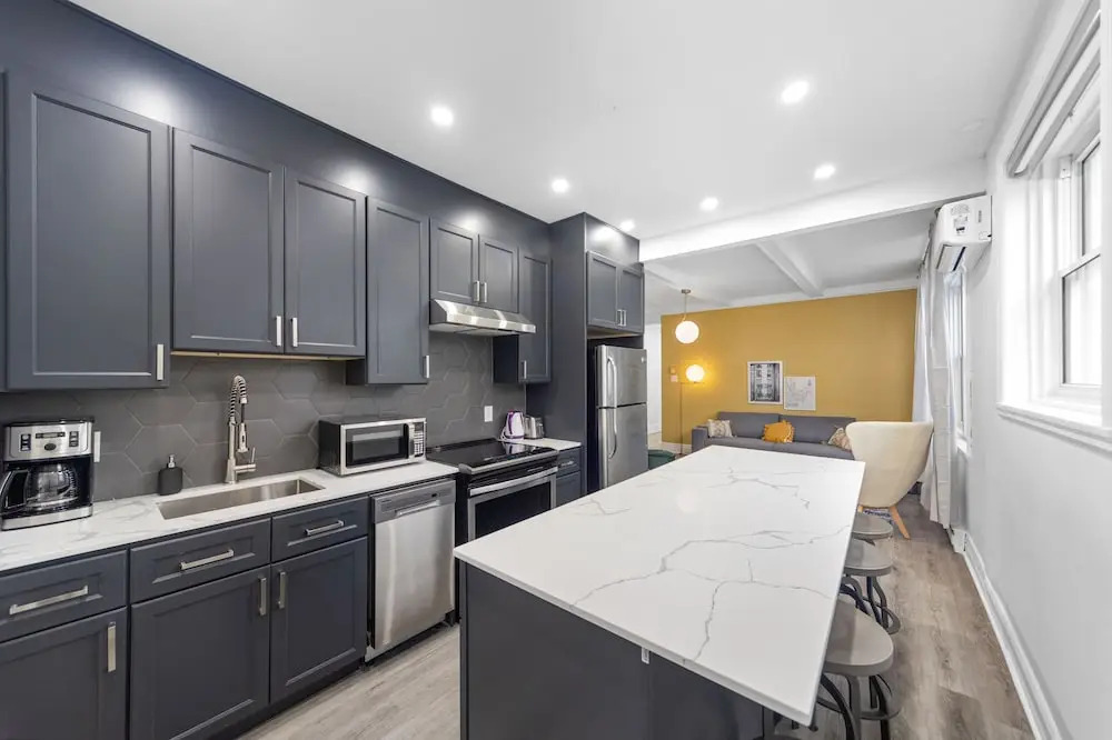 Spacious Renovated Apartment Sleeps 12