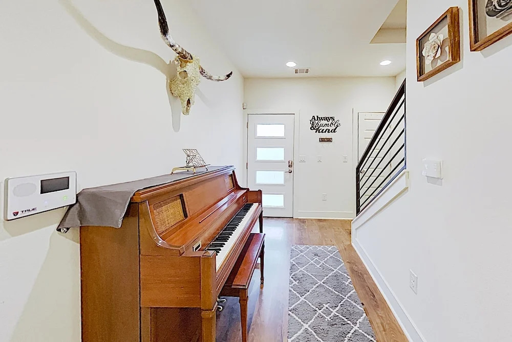Stylish East Side Near Downtown & Manor Road 1 Bedroom Condo