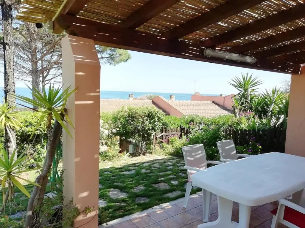 "Ruby Seadragon Holiday Home" a 80m dal mare con giardino recintato P5584