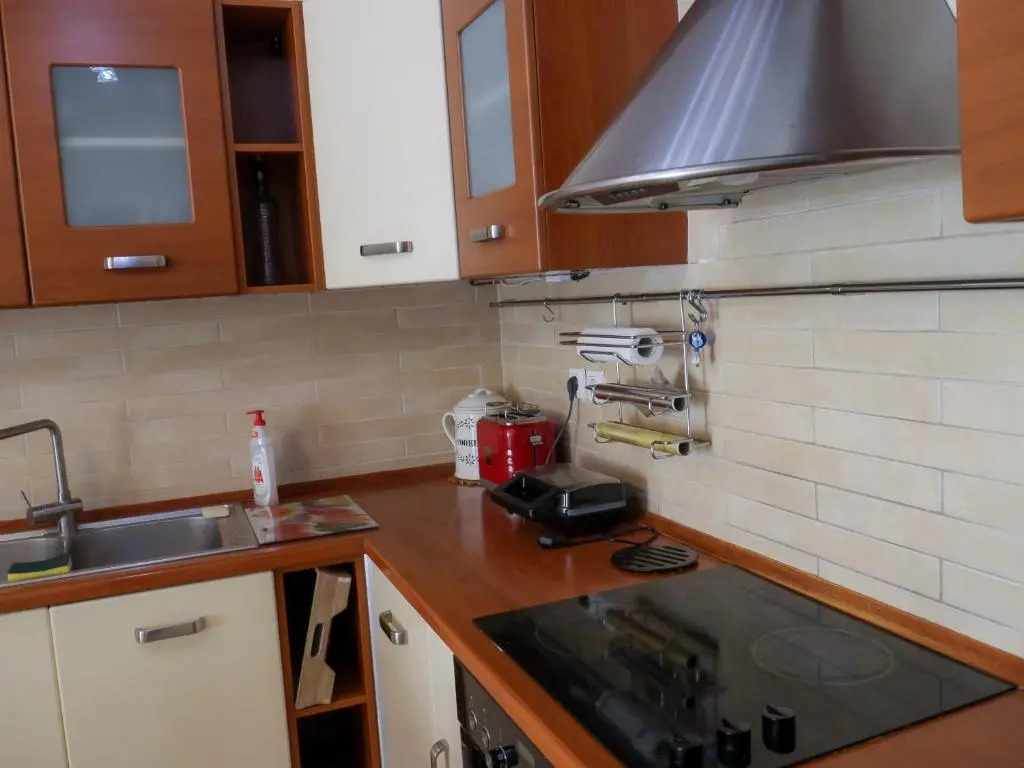 Garden Apartment next to the Mall -Private Parking