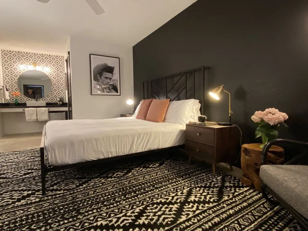 Wimberley Inn & bar