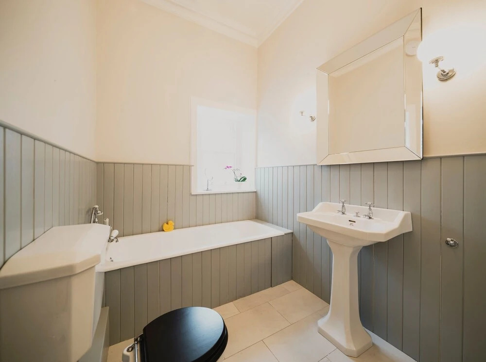 Beautiful 3 Bedroom Georgian Townhouse With Parking