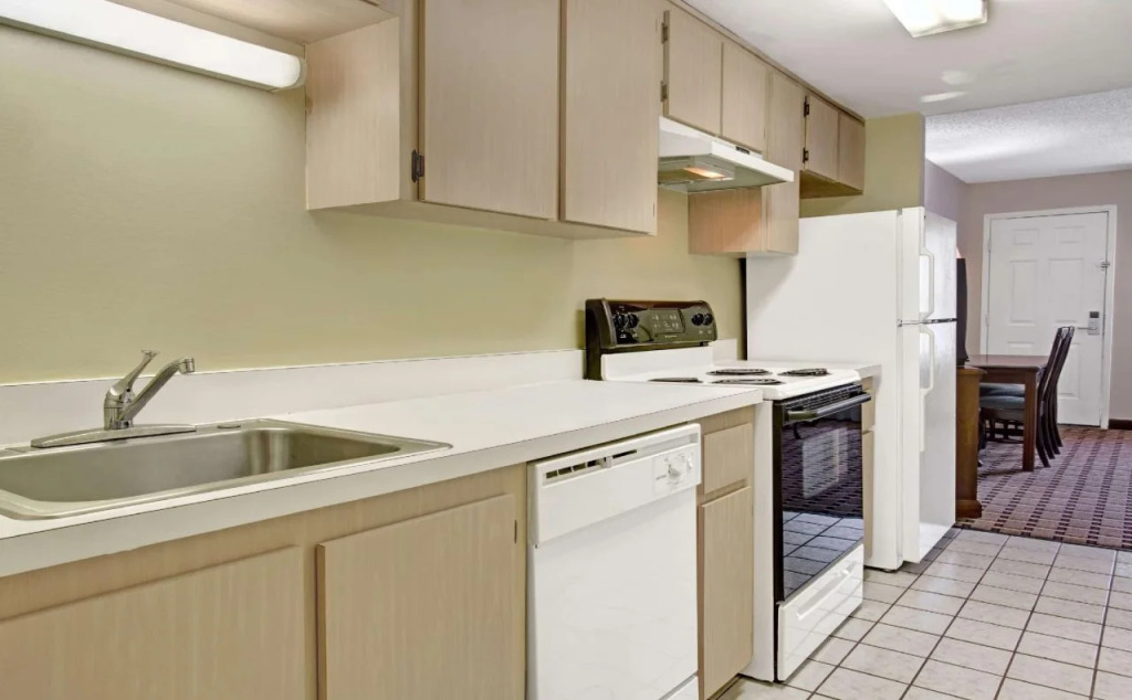 Howard Johnson Express Inn And Suites Lakes Front