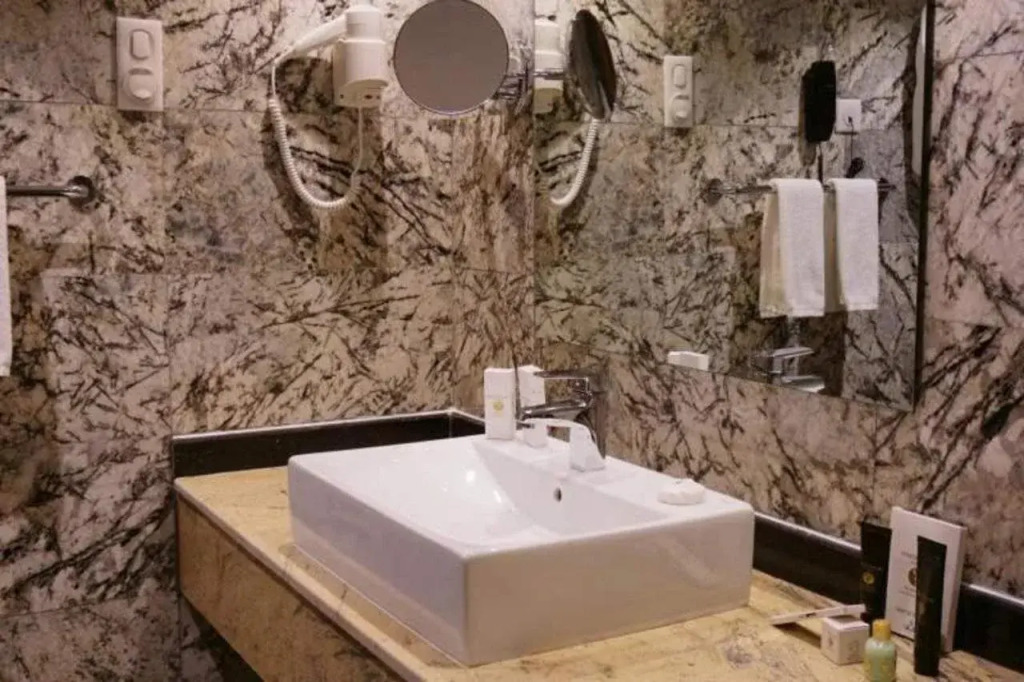 LYNATEL PALACE