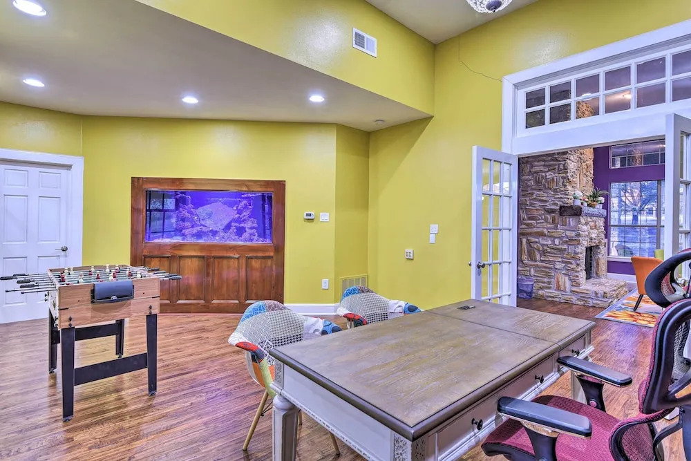 Private Pool Spacious and Vibrant Argyle Villa!
