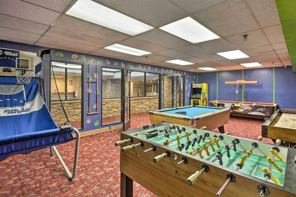 Mtn Condo w/ Ski Locker & Pools - 3 Mi to Resort!