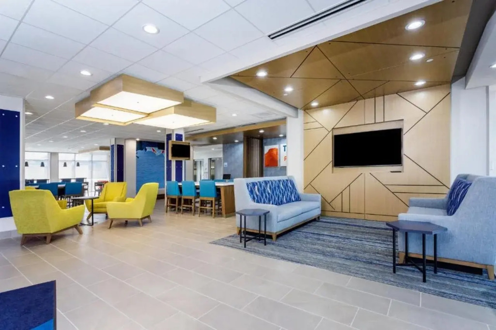 Holiday Inn Express & Suites Tampa Stadium - Airport Area by IHG