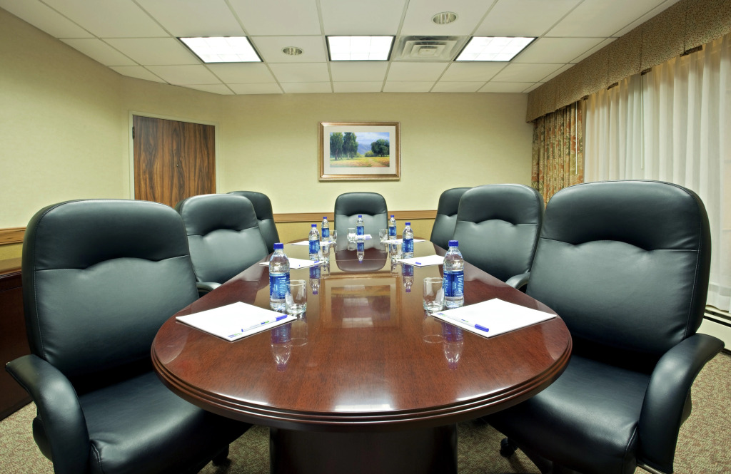 Holiday Inn Express Hotel & Suites Pittsburgh Airport by IHG