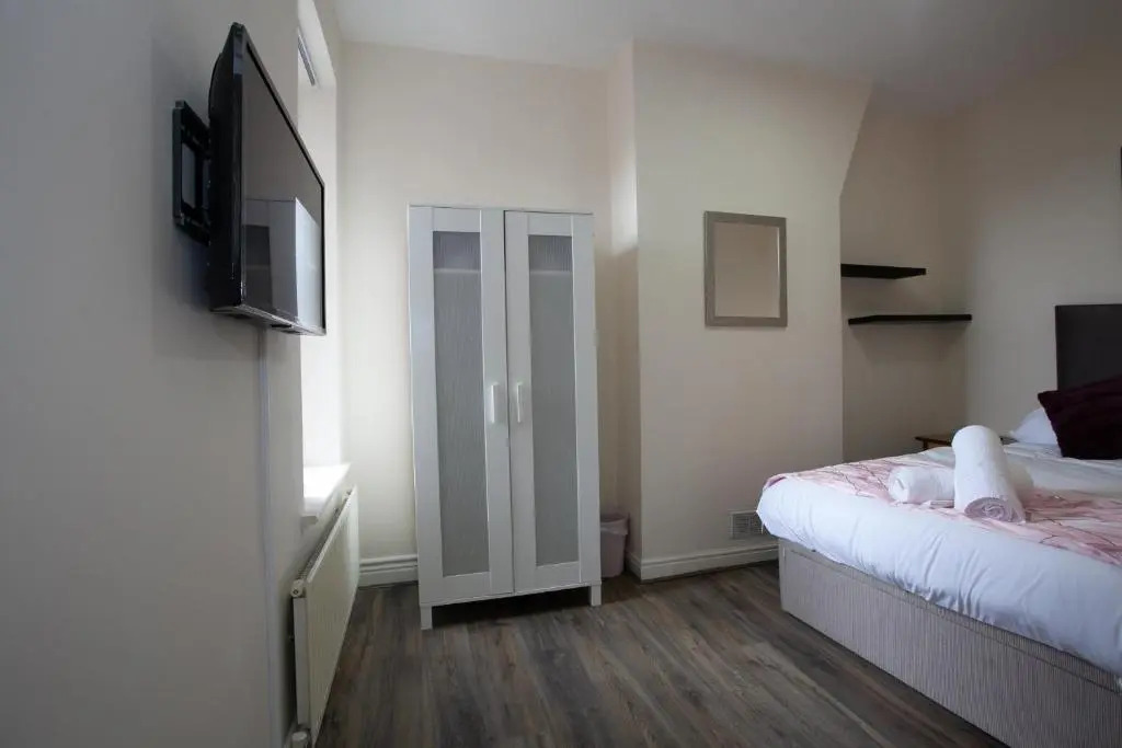 Modern Stays @ Kippax House (6 Bedrooms, 7 Beds, Sleeps 13, Free Parking)