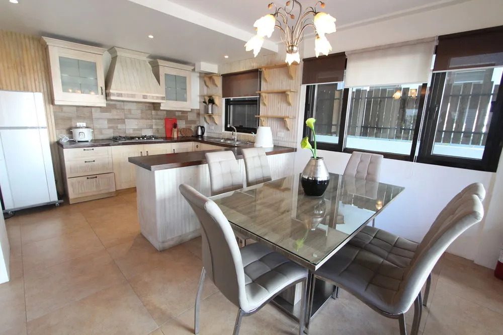 Exclusive Village Home Near Country Club, 18 pax