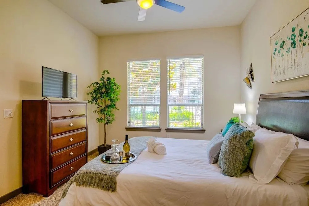 Upscale Condo Close to Downtown - Parking Included