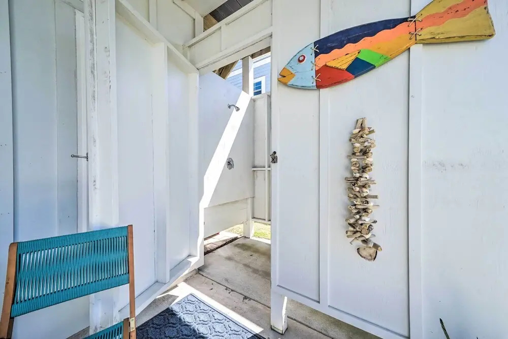 Bright Coastal Abode With Porch & Beach Access!
