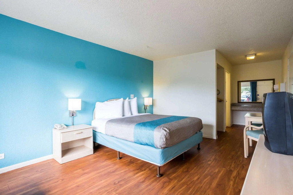 Motel 6-Spring Hill, FL - Weeki Wachee