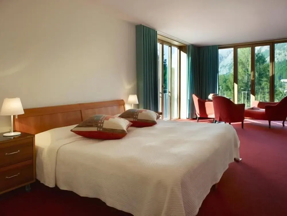 Hotel S