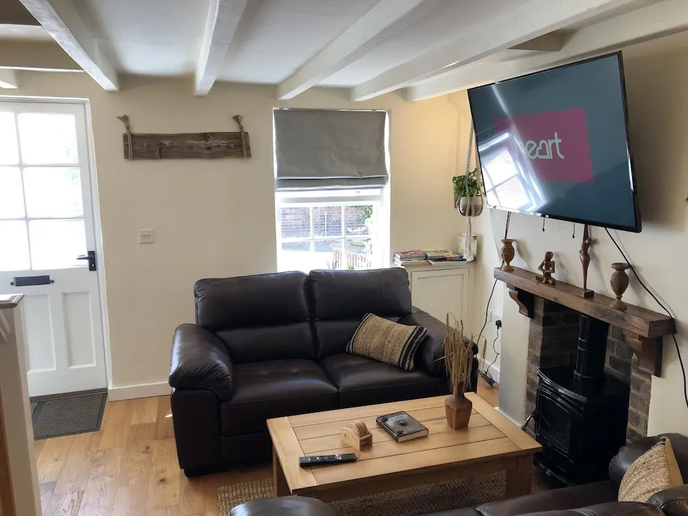 2Bed-sleeps 4-parking-superfast wifi