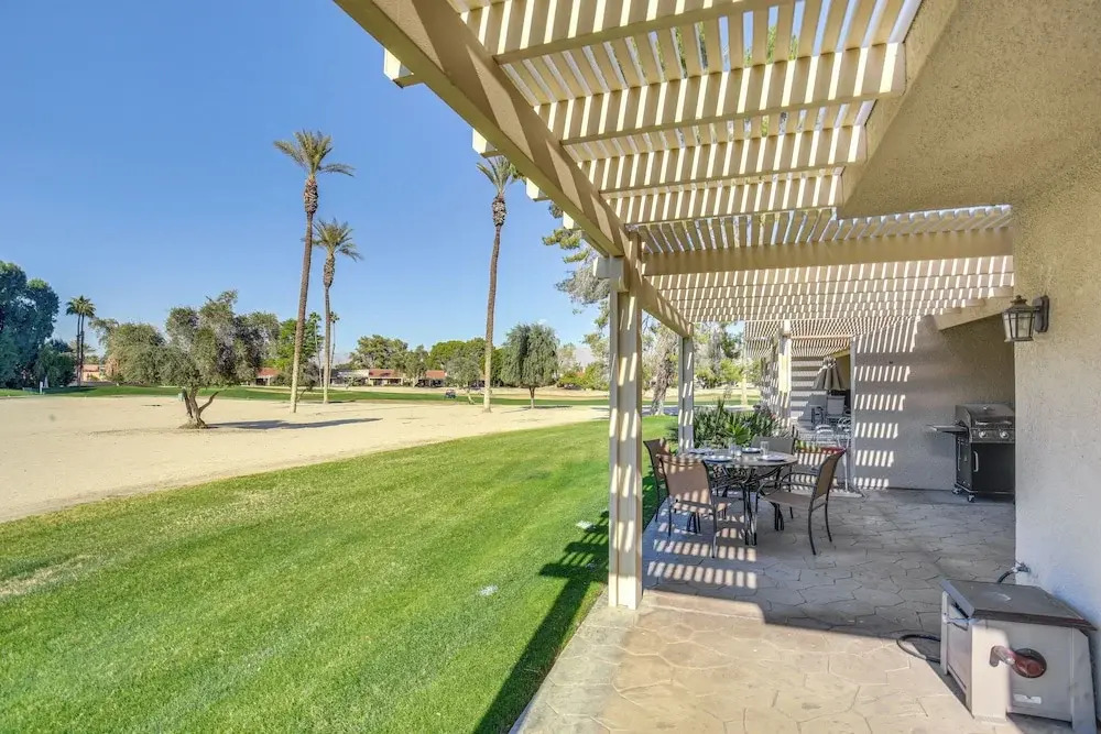 Pet-friendly Palm Desert Retreat: Golf Course View